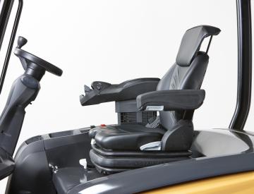 CAT Elektrostapler EP25-35N, Fahrersitz