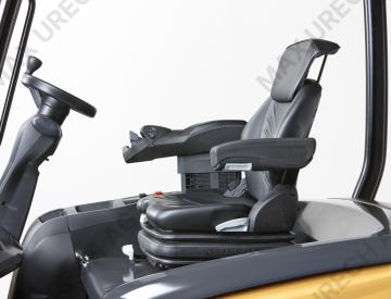 CAT Elektrostapler EP25-35N, Fahrersitz