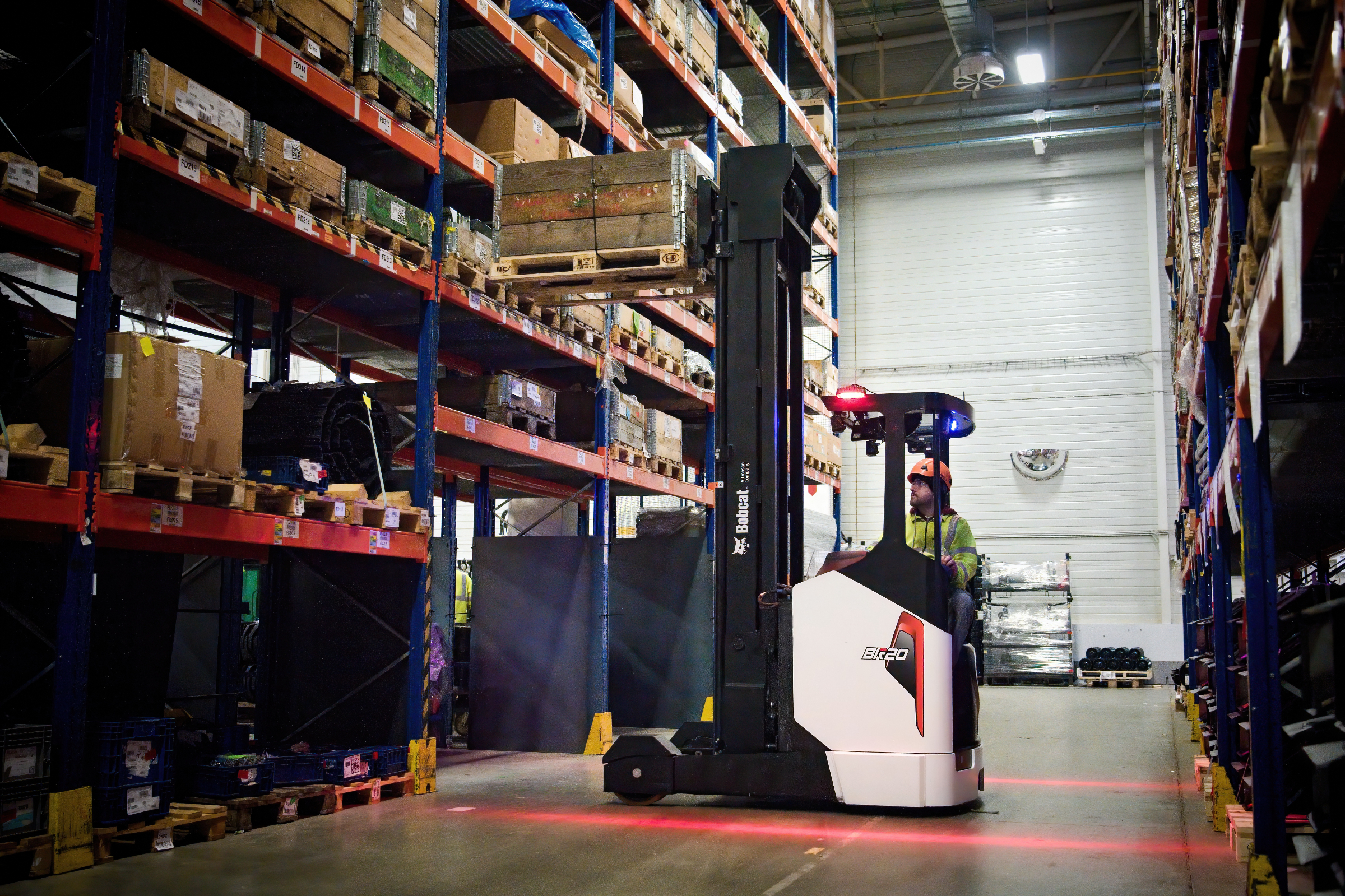 reach_truck_action_21.jpg Schubmaststapler Bobcat BR Serie | UNIMAX AG